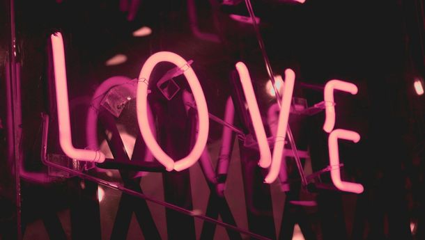 Bagaimana Proses Manusia Bisa Jatuh Cinta?