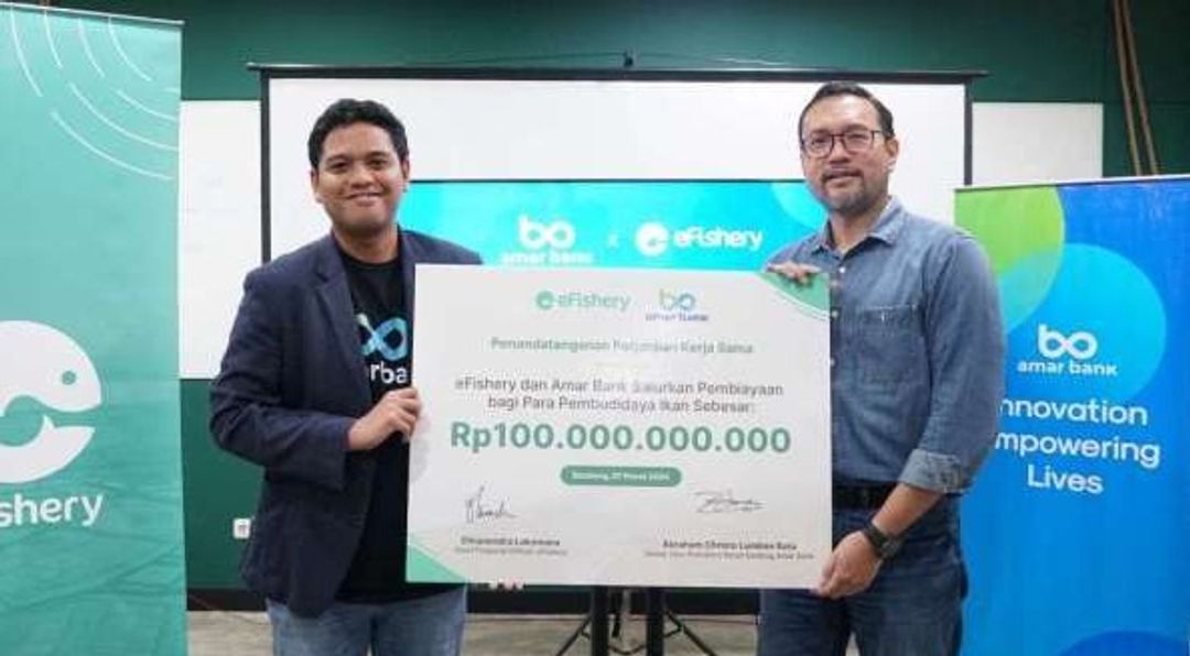 Benyamin Tampubolon, Digital Banking Service Function Head bersama Dhianendra Laksmana, CFO eFishery saat acara penandatangan kerja sama strategis Amar Bank dengan eFishery di Bandung, 27 Maret 2024.