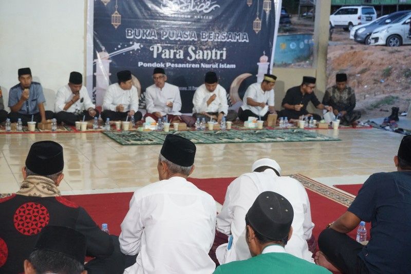 Sekda Kukar Berikan Bantuan ke Ponpes Nurul Islam  