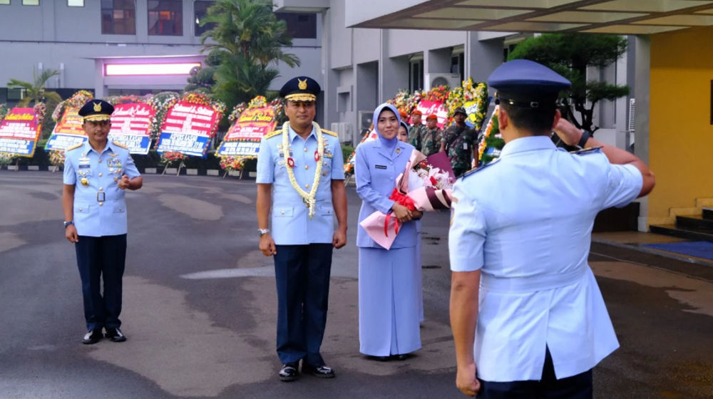 Marsdya TNI M. Tonny Harjono, S.E., M.M., dan Ny. Isa Tonny Harjono.png