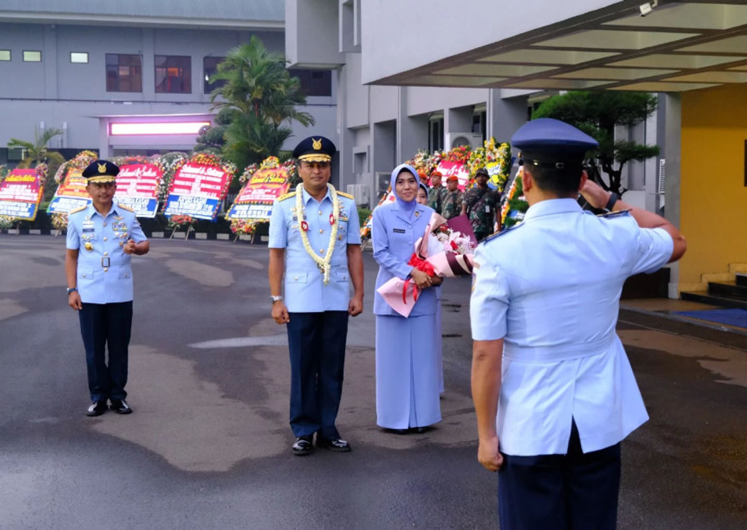 Marsdya TNI M. Tonny Harjono, S.E., M.M., dan Ny. Isa Tonny Harjono. (tni-au.mil.id)