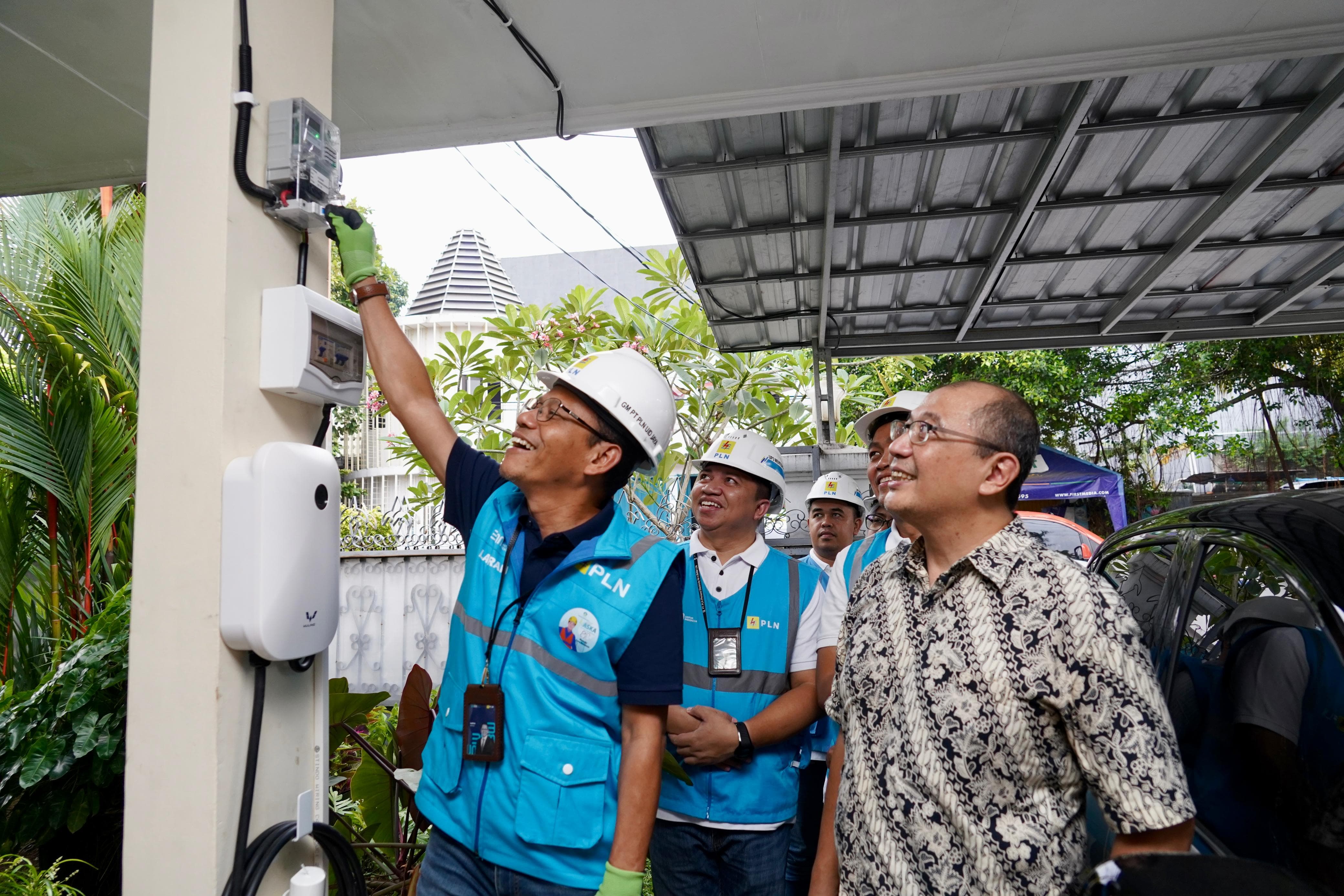 PT PLN (Persero) sukses menyalakan layanan home charging bagi 300 pengguna kendaraan listrik atau electric vehicle di Jakarta. 