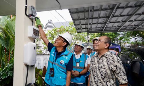 PT PLN (Persero) sukses menyalakan layanan home charging bagi 300 pengguna kendaraan listrik atau electric vehicle di Jakarta. 