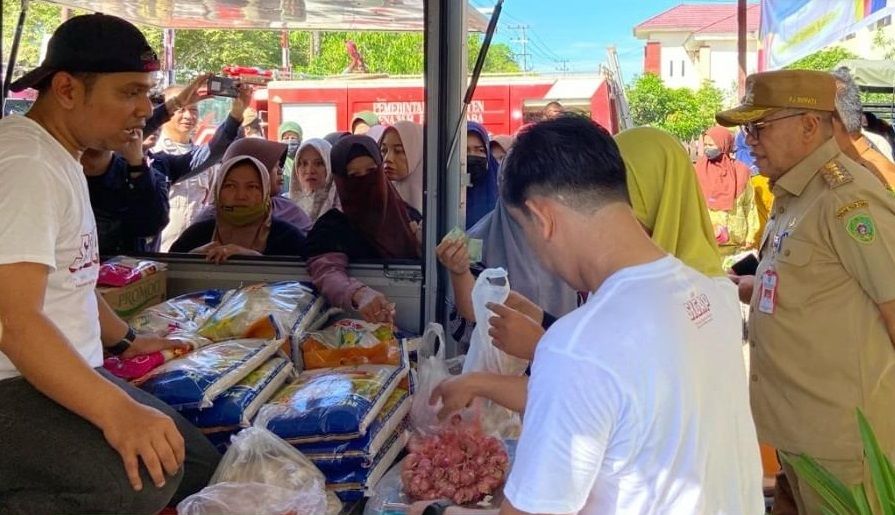 Pj Bupati PPU, Makmur Marbun meninjau pasar murah yang digelar Pemerintah Kabupaten PPU di Kelurahan Petung dan Kelurahan Gunung Seteleng, Kecamatan Penajam, Selasa (2/4/2024).