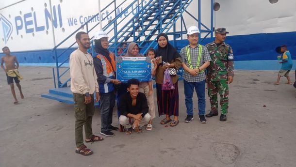 PT Pelindo (Persero) Regional 3 Maumere Berbagi Takjil untuk Para Penumpang Kapal Laut