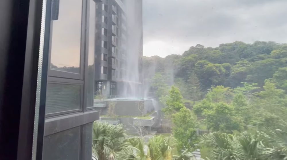 Pemandangan dari balik jendela saat puing-puing jatuh dari sebuah bangunan, saat gempa bumi di lepas pantai timur Taiwan