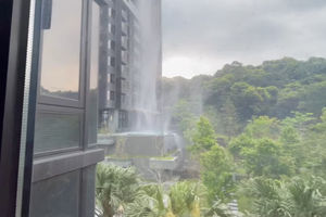 Pemandangan dari balik jendela saat puing-puing jatuh dari sebuah bangunan, saat gempa bumi di lepas pantai timur Taiwan