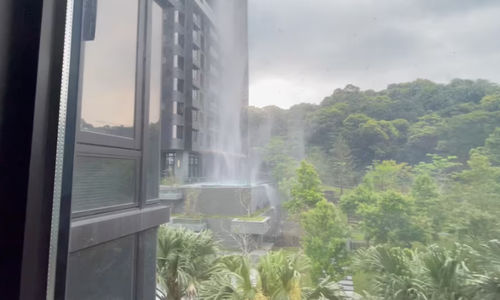 Pemandangan dari balik jendela saat puing-puing jatuh dari sebuah bangunan, saat gempa bumi di lepas pantai timur Taiwan