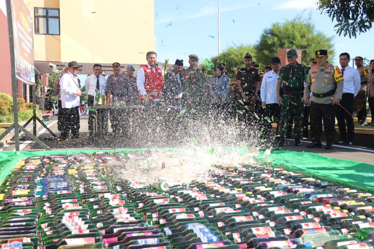 Jelang Lebaran, Polres Kukar Gilas Ratusan Minuman Keras