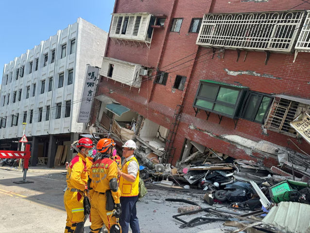 Petugas pemadam kebakaran bekerja di lokasi runtuhnya bangunan di Hualien (Reuters/Badan Pemadam Kebakaran Nasional Taiwan)