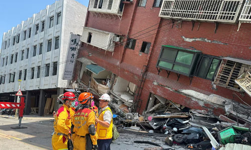 Petugas pemadam kebakaran bekerja di lokasi runtuhnya bangunan di Hualien