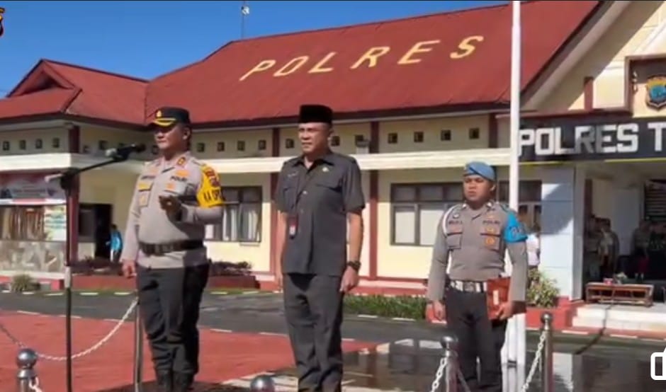 Kapolres Tomohon AKBP Lerry Tutu dan Sekretaris Daerah Edwin Roring mewakili Wali Kota Tomohon saat memimpin bersama Apel Gelar Pasukan Operasi Ketupat Samrat 2024 (Foto: Istimewa)