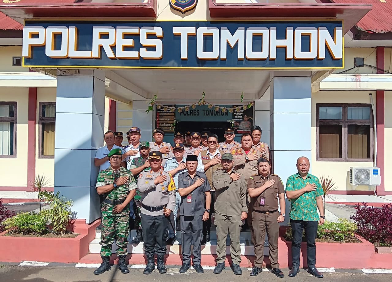 Sekretaris Daerah Edwin Roring foto bersama usai menghadiri Apel Gelar Pasukan Serentak Operasi Ketupat Samrat tahun 2024 (Foto: Istimewa)