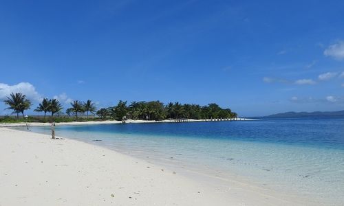 Pantai Kolorai Maluku Utara.jpg