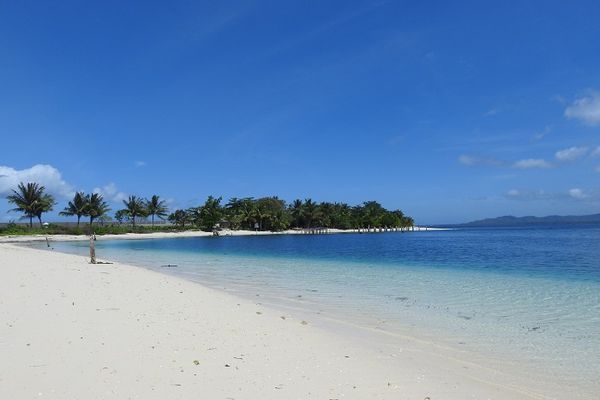 Pantai Kolorai Maluku Utara.jpg