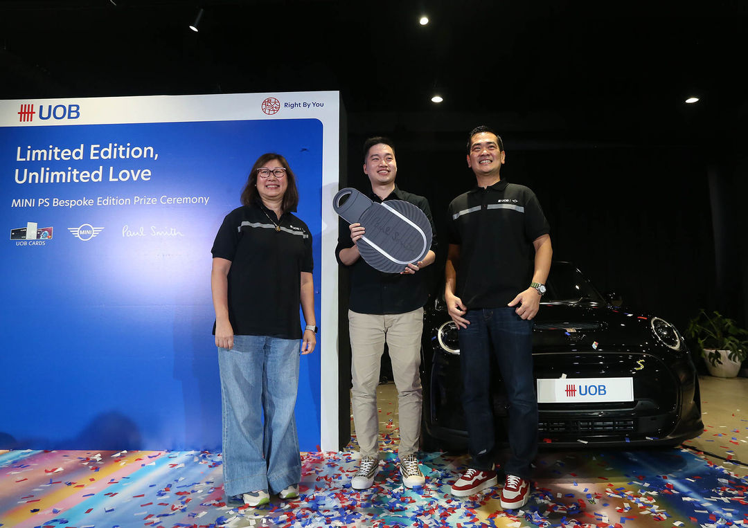 Head of Cards and Loan UOB Indonesia Herman Soesetyo (kanan) dan Bea Teh Tan Head of Consumer Banking UOB Indonesia (kiri) secara simbolis menyerahkan kunci MINI PS Bespoke Edition kepada Victor Indrawan (tengah) selaku pemenang Lucky Draw yang merupakan loyalty programme UOB, saat acara Talkshow dan Pengumuman Pemenang di Jakarta, Rabu 3 Maret 2024. Foto : Panji Asmoro/TrenAsia