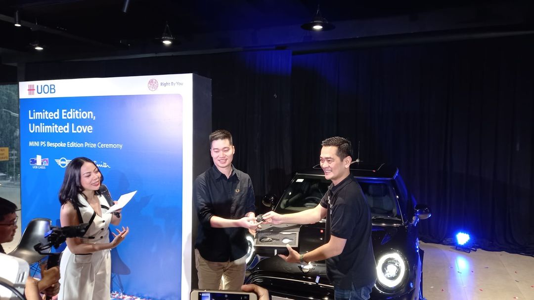 Victor Indrawan (kiri) menjadi nasabah UOB yang memenangkan program Lucky Draw MINI Bespoke Edition. Penyerahan hadiah secara simbolis dilakukan oleh Herman Soesetyo, Head of Cards and Loan UOB Indonesia. 