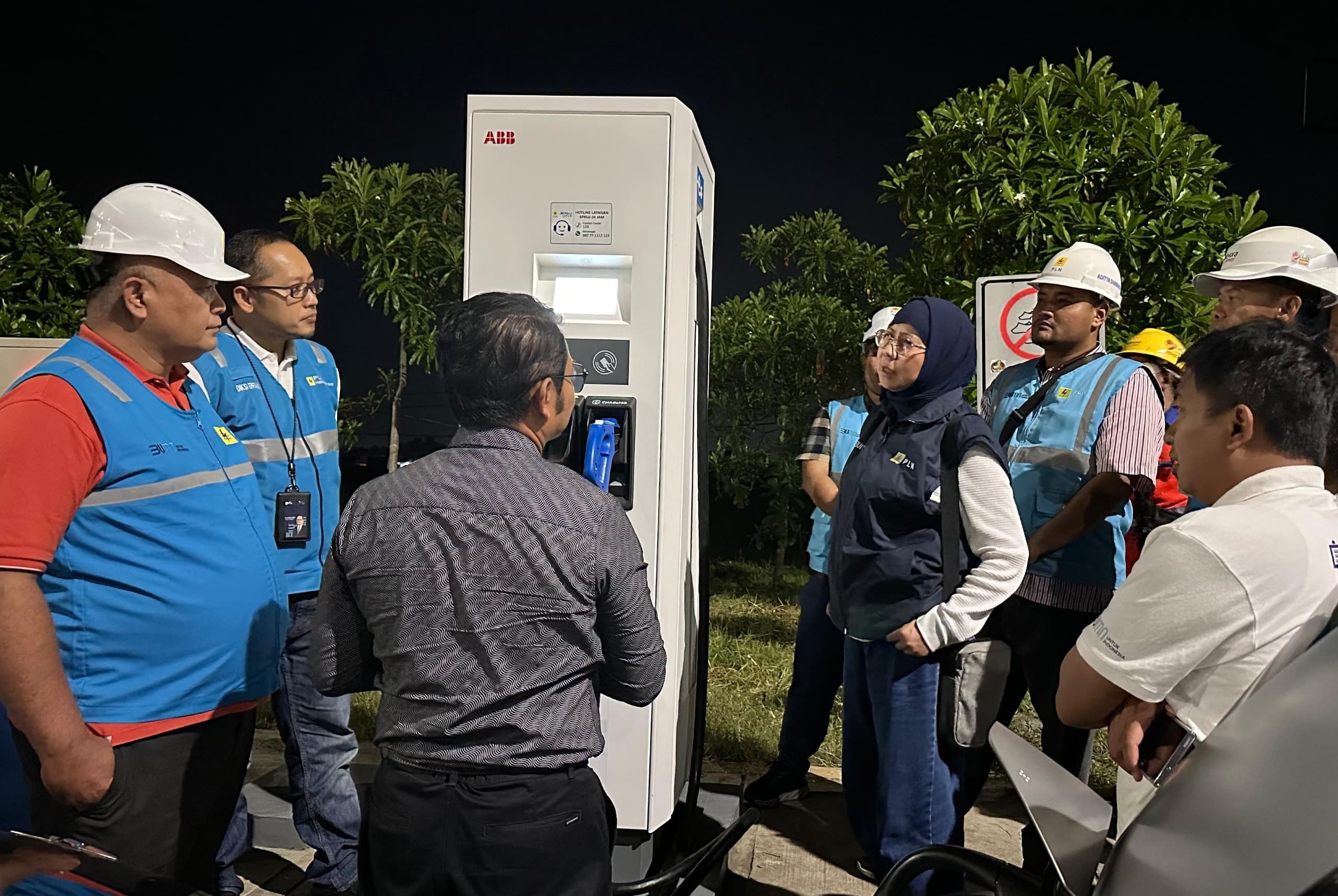 Direktur Niaga dan Retail PLN Edi Srimulyanti (empat dari kanan) bersama  Executive Vice President Penjualan dan Pelayanan Pelanggan Retail PLN Tonny Bellamy (tiga dari kiri), General Manager Unit Induk Distribusi Jawa Tengah dan DIY Mochamad Soffin Hadi (kiri), dan Direktur Operasi PLN Haleyora Power Diksi Erfani Umar (dua dari kiri)  melakukan pengecekan langsung kesiapan SPKLU untuk mudik di Rest Area 275A Adiwerna, Tegal, Jawa Tengah, 28 Maret 2024.