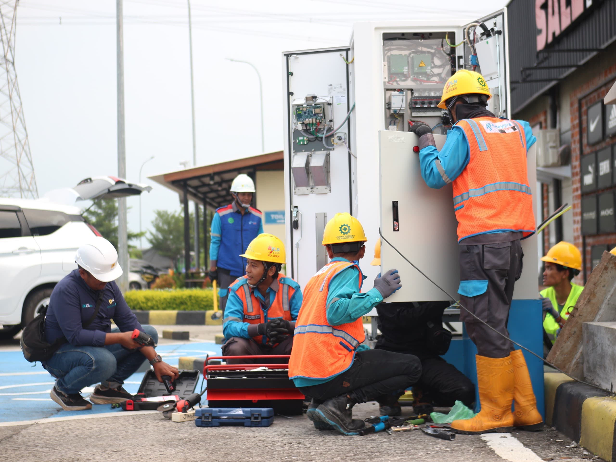 PLN Operasikan 98 Unit SPKLU di 56 Lokasi Jalur Mudik Jateng