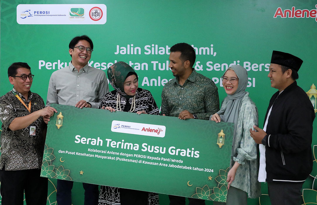 Dari Ki-ka : Kasubag TU Puskesmas Menteng Irwan SE  - Dr Faizal - Ketua Umum Perhimpunan Osteoporosis Indonesia (PEROSI) Dr. Tirza -  GM Fonterra Brands Indonesia Yauwanan Wigneswaran - Marketing Director Fonterra Brands Indonesia Riescha Gayatri  - Perwakilan Dinkes Prov Dki Jakarta Hendi Prasetyo saat pemberian susu gratis untuk lansia secara simbolis di Kecamatan Menteng Jakarta Pusat, Kamis 4 April 2024. Foto : Panji Asmoro/TrenAsia