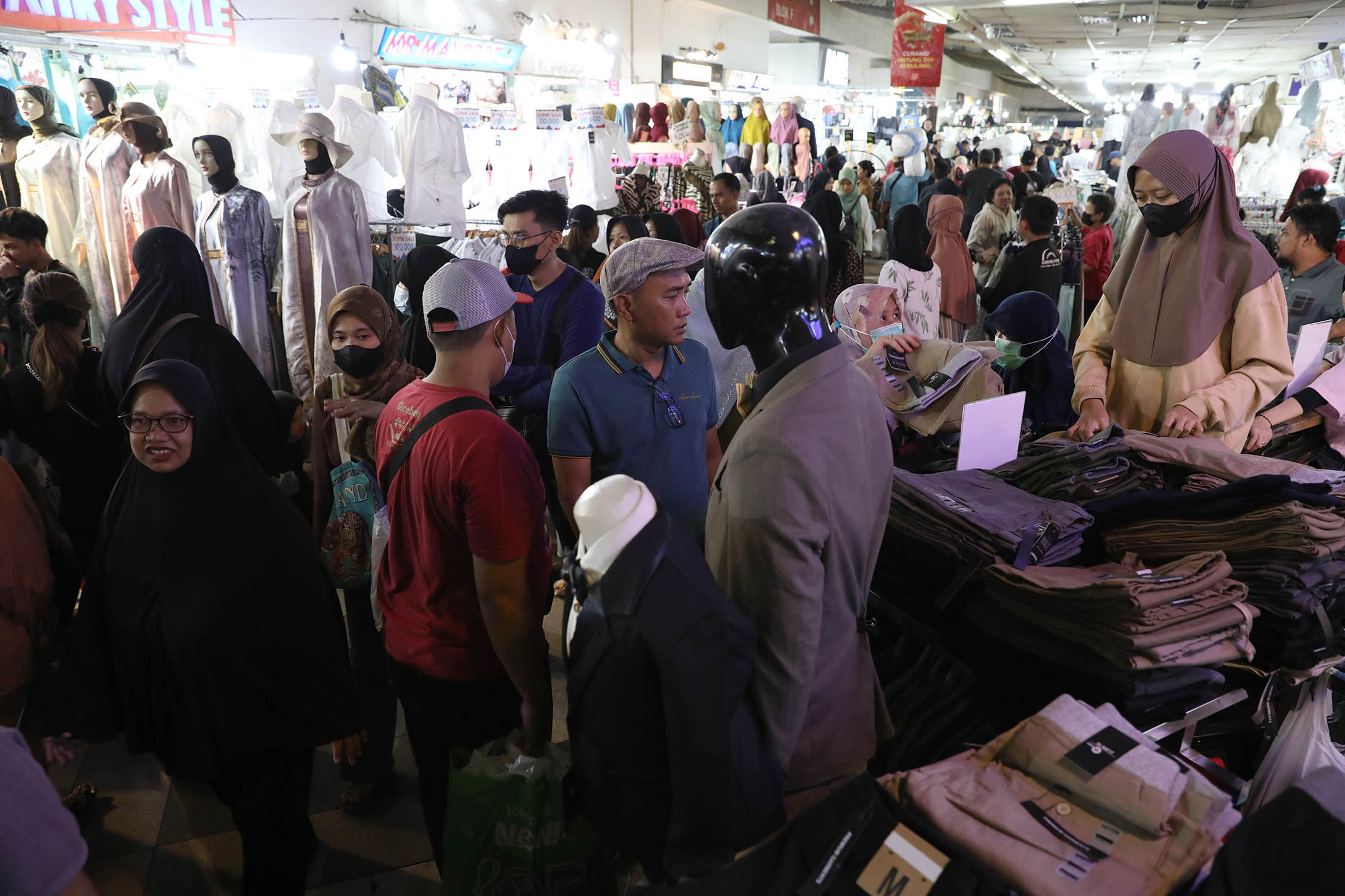 Nampak pengunjung memadati pasar tanah Tanah Abang di minggu terkahir menjelang hari raya Idulfitri, Jumat 5 April 2024. Foto : Panji Asmoro/TrenAsia