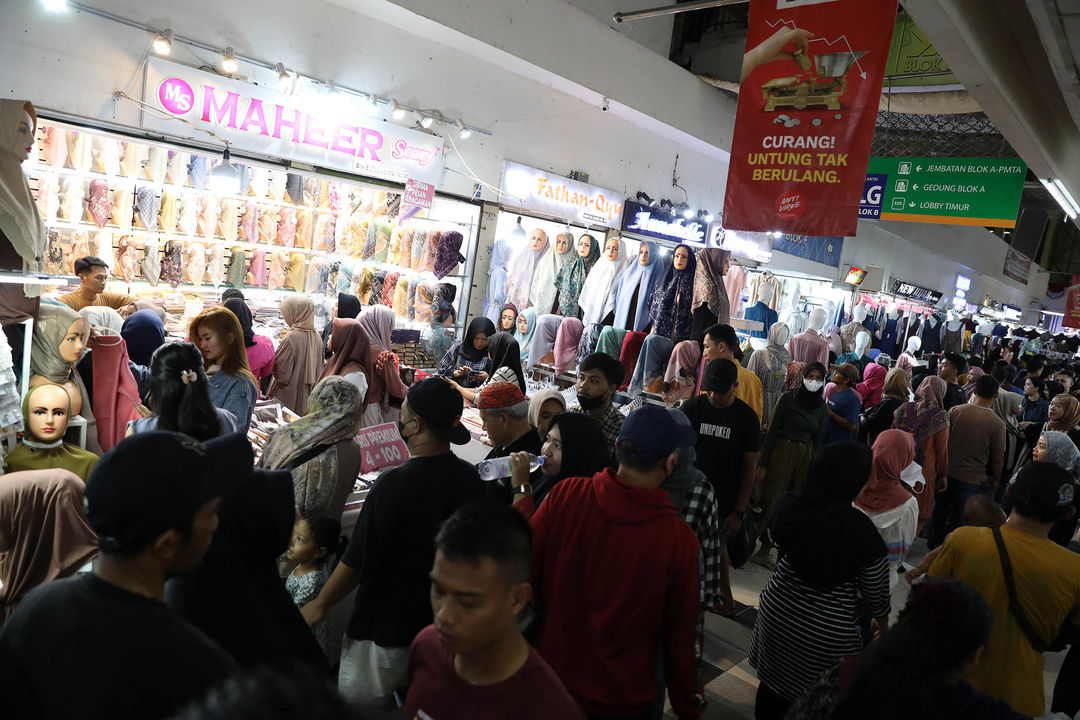 Nampak pengunjung memadati pasar tanah Tanah Abang di minggu terkahir menjelang hari raya Idulfitri, Jumat 5 April 2024. Foto : Panji Asmoro/TrenAsia