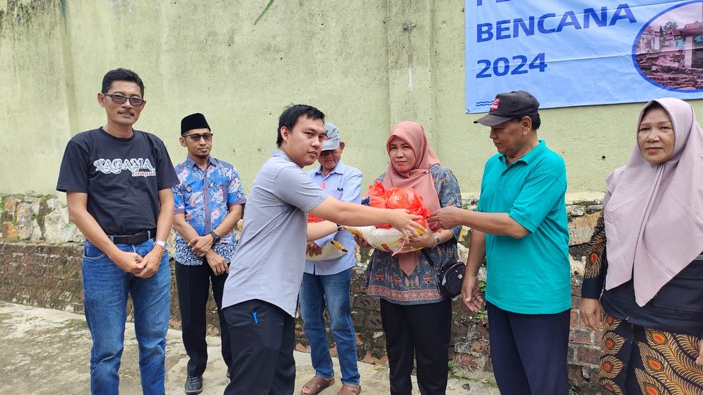 Kagama Lampung Edukasi dan Berbagi dengan Korban Banjir