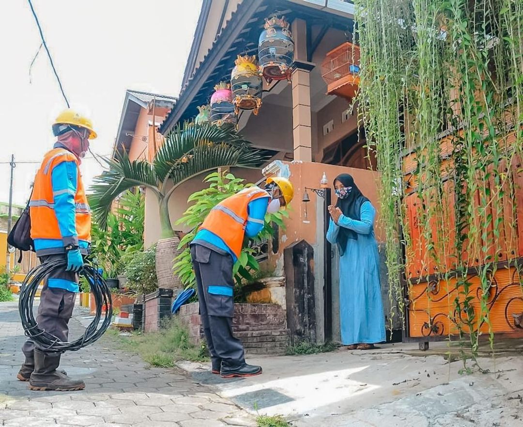 Petugas PT PLN (Persero) mengimbau pelanggan untuk senantiasa memastikan listrik di rumah dalam kondisi aman sebelum ditinggalkan. (TrenAsia)