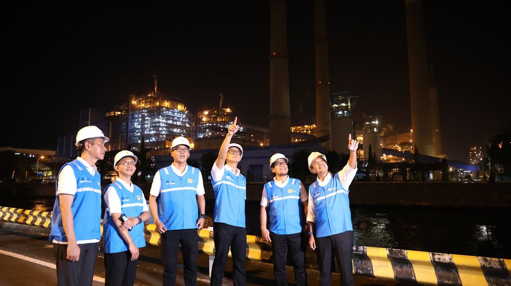 Para pekerja di Pembangkit Listrik Tenaga Uap (PLTU) Paiton. 