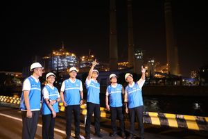 Para pekerja di Pembangkit Listrik Tenaga Uap (PLTU) Paiton. 