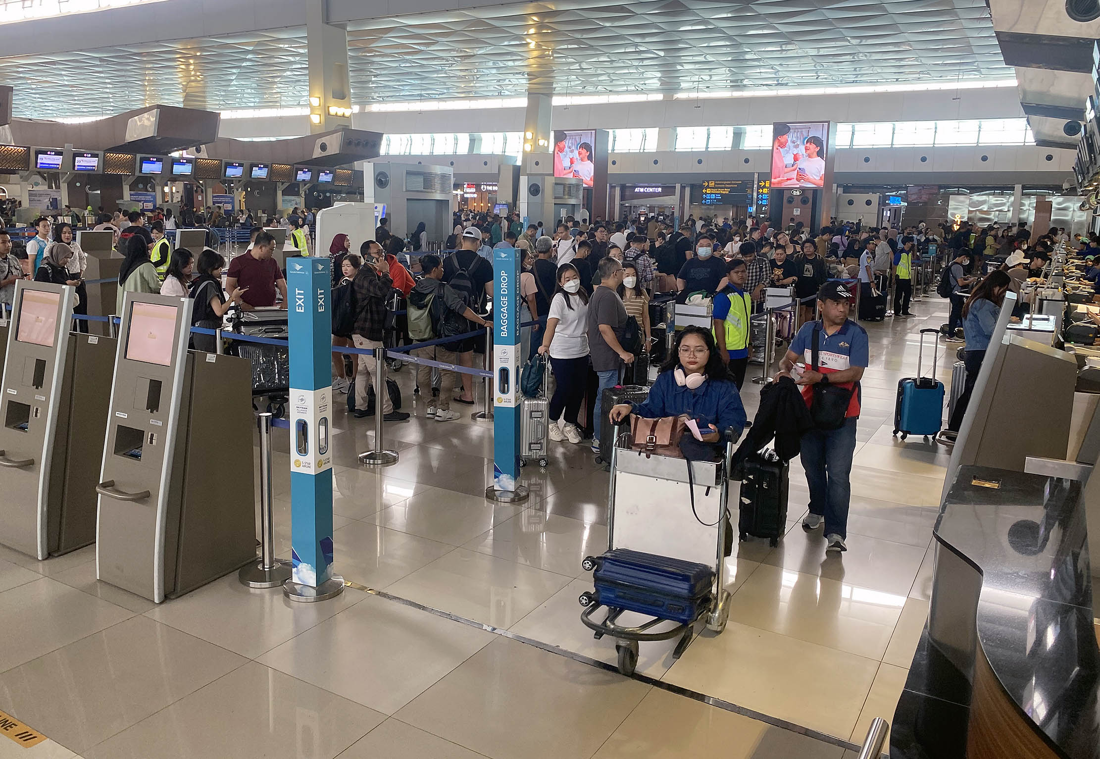 Nampak suasana penumpang di Terminal 3, Bandara Soekarno Hatta, Tangerang. PT Angkasa Pura II (Persero) menyatakan puncak arus penumpang mudik Lebaran 2024, melalui Bandara Internasional Soekarno-Hatta terjadi pada 6 April 2024 dengan total 188 ribu penumpang 1.212 penerbangan. Foto : Panji Asmoro/TrenAsia