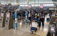 Nampak suasana penumpang di Terminal 3, Bandara Soekarno Hatta, Tangerang. PT Angkasa Pura II (Persero) menyatakan puncak arus penumpang mudik Lebaran 2024, melalui Bandara Internasional Soekarno-Hatta terjadi pada 6 April 2024 dengan total 188 ribu penumpang 1.212 penerbangan. Foto : Panji Asmoro/TrenAsia