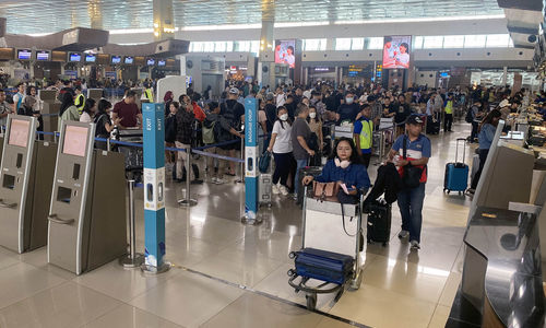 Nampak suasana penumpang di Terminal 3, Bandara Soekarno Hatta, Tangerang. PT Angkasa Pura II (Persero) menyatakan puncak arus penumpang mudik Lebaran 2024, melalui Bandara Internasional Soekarno-Hatta terjadi pada 6 April 2024 dengan total 188 ribu penumpang 1.212 penerbangan. Foto : Panji Asmoro/TrenAsia