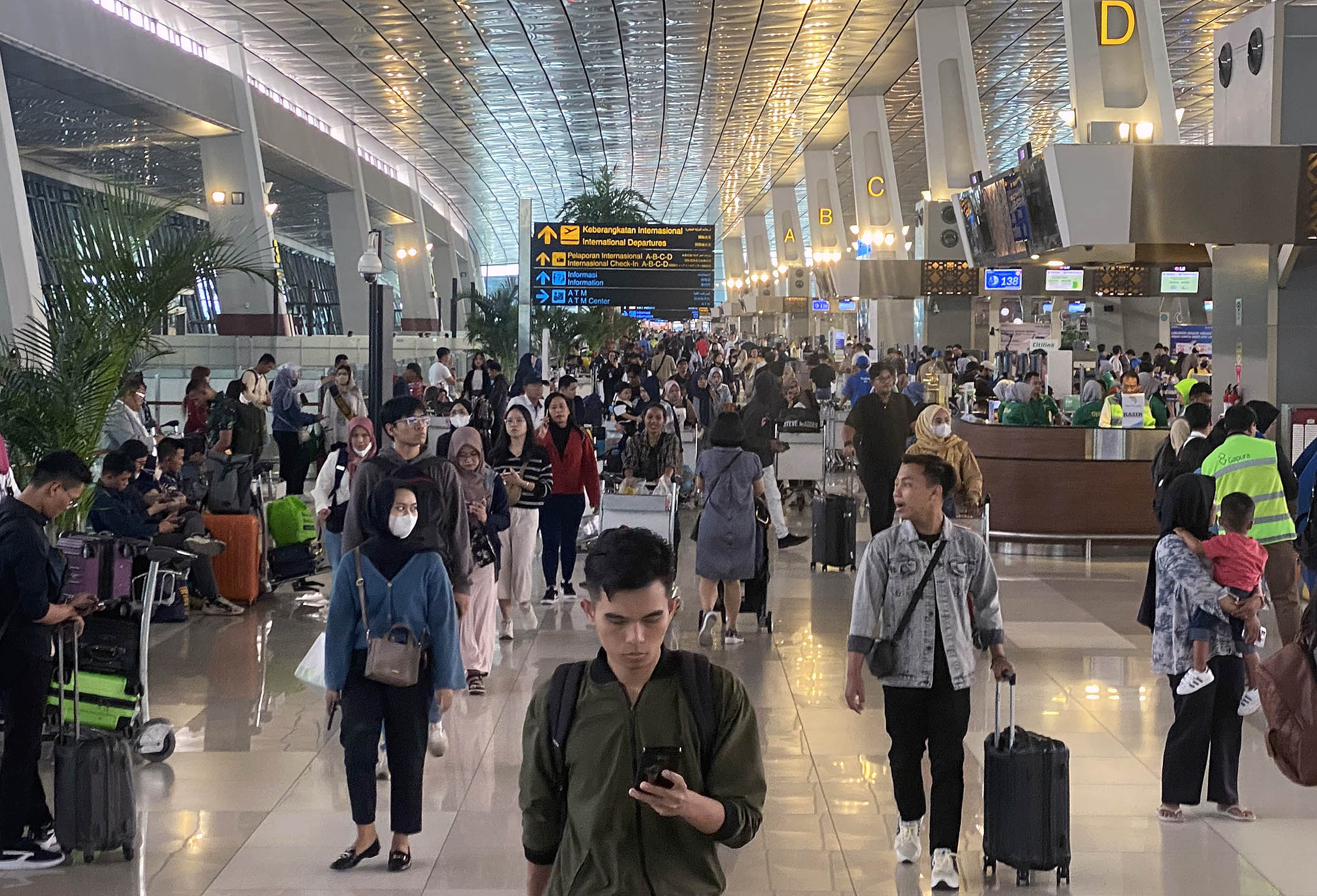 Nampak suasana penumpang di Terminal 3, Bandara Soekarno Hatta, Tangerang. PT Angkasa Pura II (Persero) menyatakan puncak arus penumpang mudik Lebaran 2024, melalui Bandara Internasional Soekarno-Hatta terjadi pada 6 April 2024 dengan total 188 ribu penumpang 1.212 penerbangan. Foto : Panji Asmoro/TrenAsia