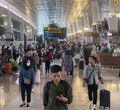 Nampak suasana penumpang di Terminal 3, Bandara Soekarno Hatta, Tangerang. PT Angkasa Pura II (Persero) menyatakan puncak arus penumpang mudik Lebaran 2024, melalui Bandara Internasional Soekarno-Hatta terjadi pada 6 April 2024 dengan total 188 ribu penumpang 1.212 penerbangan. Foto : Panji Asmoro/TrenAsia