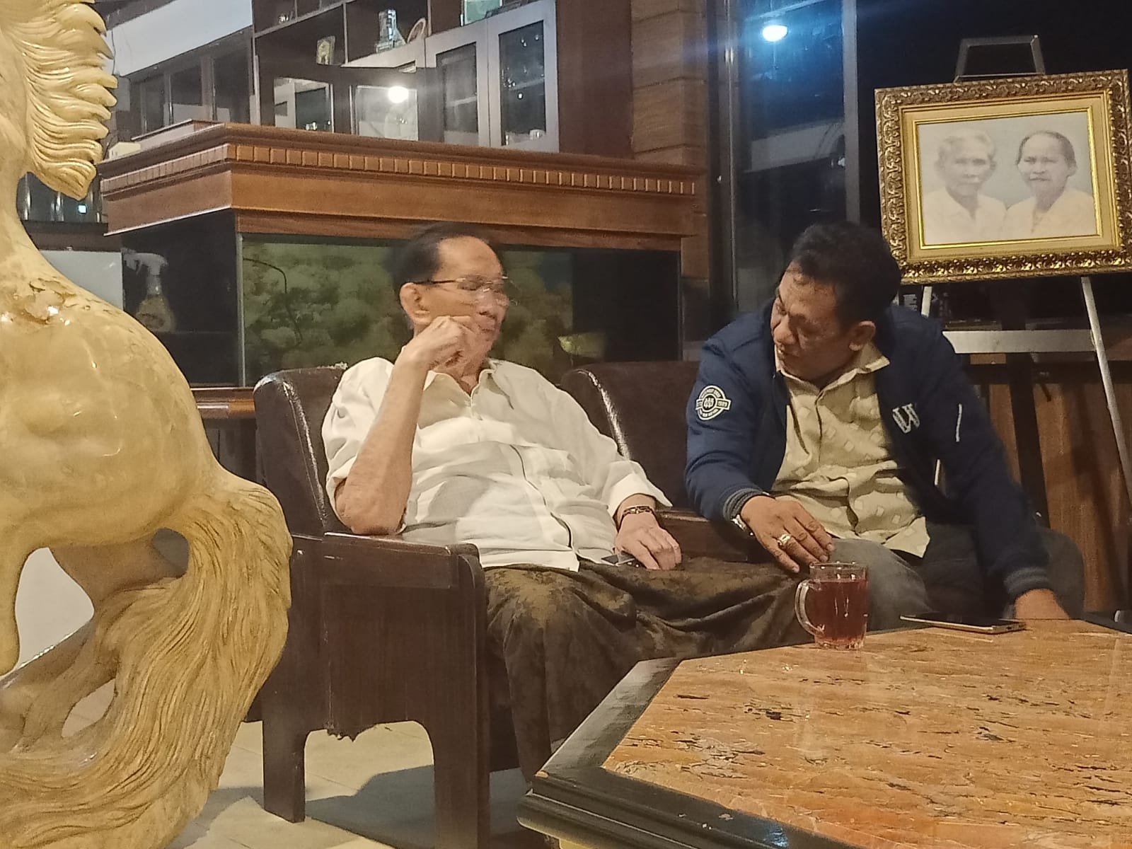 Anggota DPR RI Syamsul Bahri dan eks Menteri PAN-RB Taufiq Efendi berbincang-bincang (Foto: Dokumentasi pribadi untuk STARBANJAR)