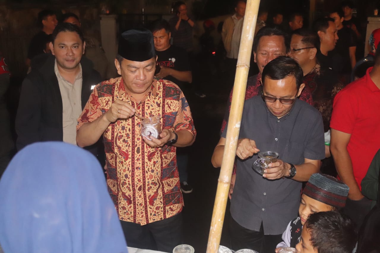 Wali Kota Tomohon Caroll J.A Senduk bersama jajaran saat mencicipi Takjil dari warga Muslim di Kelurahan Kampung Jawa Tomohon Selatan (Foto: Istimewa).