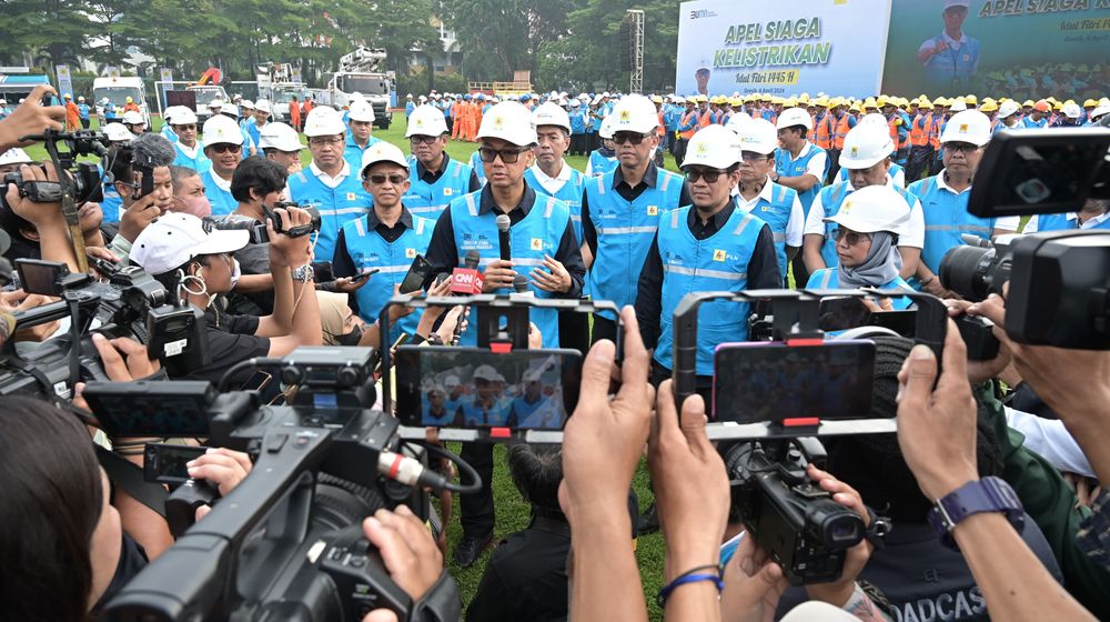 Pekerja PT PLN dalam agenda Apel Siaga Kelistrikan Nasional yang berpusat di Pembangkit Listrik Tenaga Gas dan Uap (PLTGU) 