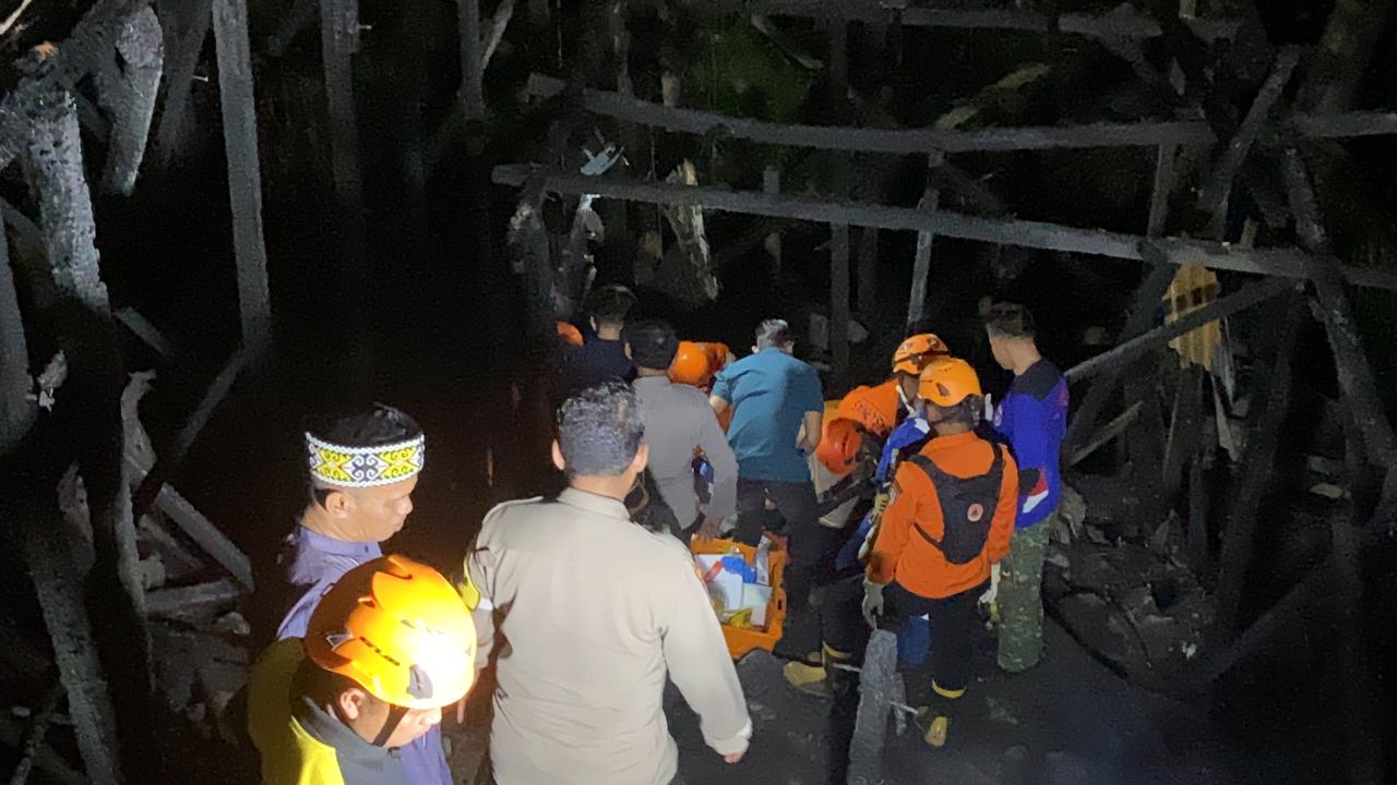 Saat melakukan evakuasi korban kebakaran di kawasan sungai ampal oleh INAFIS Polresta Balikpapan, Basarnas, BPBD, Banda serta relawan untuk di bawa ke RSKD Balikpapan