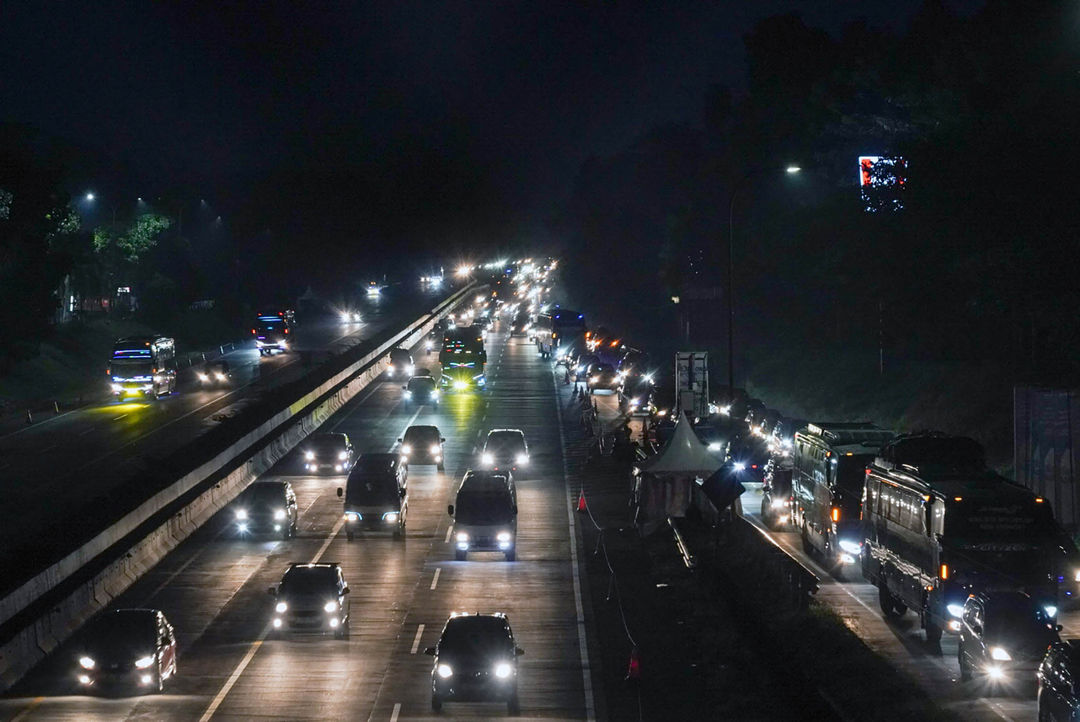 Antrean kendaraan pemudik menuju rest area KM 102 Tol Cipali, Subang. Antrean tersebut dikarenakan kepadatan kendaraan pemudik yang akan beristirahat di rest area dan mengakibatkan kemacetan di ruas jalan. Minggu 7 April 2024. Foto : Panji Asmoro/TrenAsia