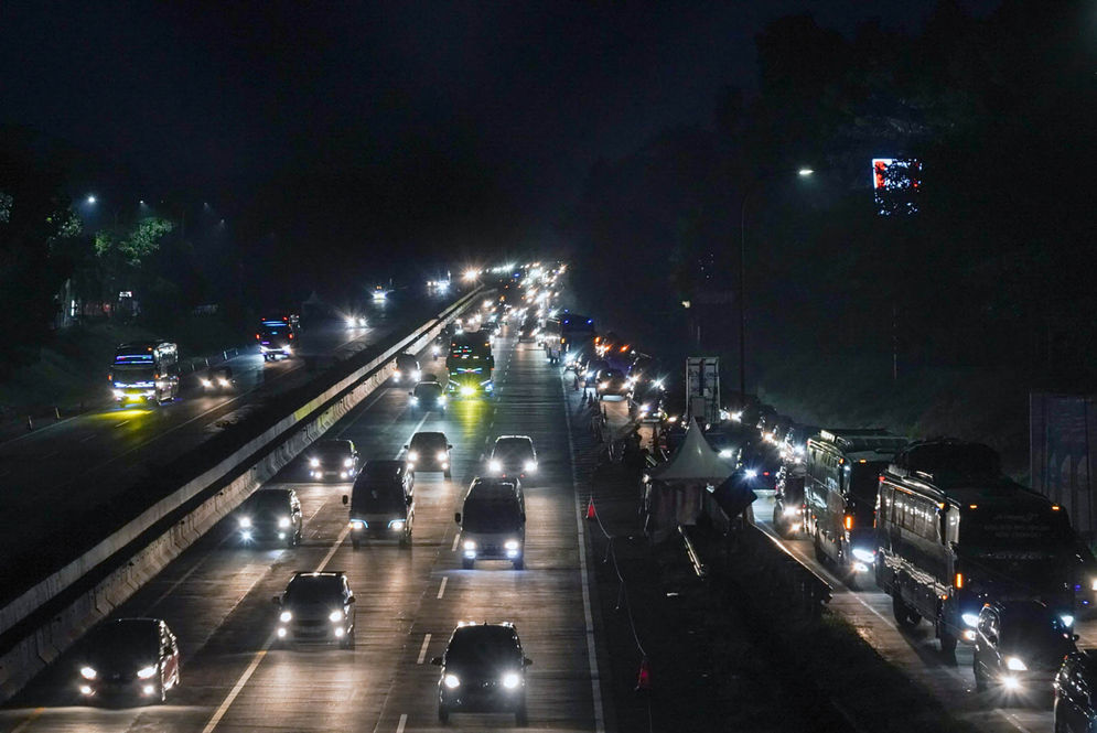 Antrean kendaraan pemudik menuju rest area KM 102 Tol Cipali, Subang. Antrean tersebut dikarenakan kepadatan kendaraan pemudik yang akan beristirahat di rest area dan mengakibatkan kemacetan di ruas jalan. Minggu 7 April 2024.