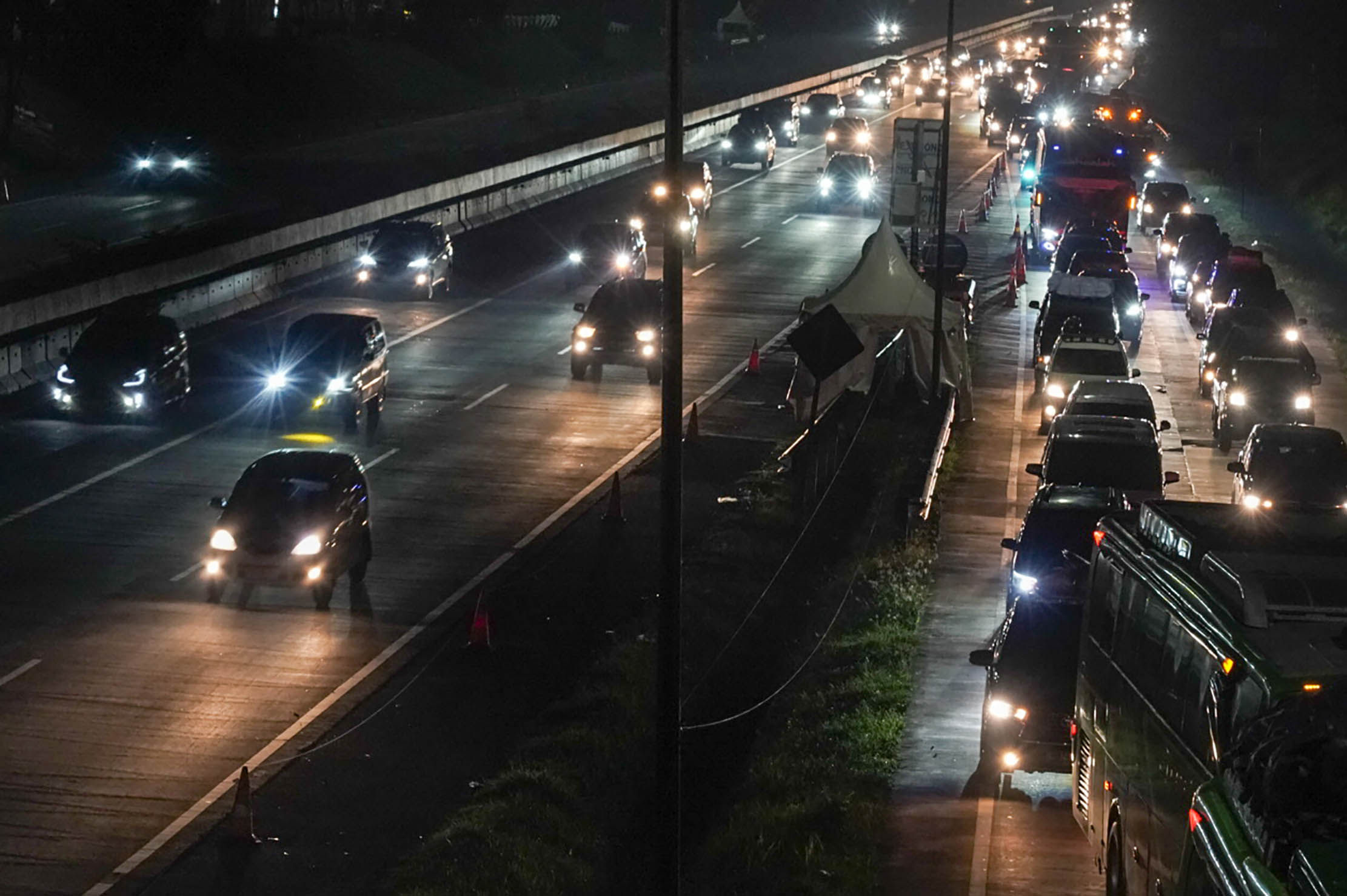 Antrean kendaraan pemudik menuju rest area KM 102 Tol Cipali, Subang. Antrean tersebut dikarenakan kepadatan kendaraan pemudik yang akan beristirahat di rest area dan mengakibatkan kemacetan di ruas jalan. Minggu 7 April 2024. Foto : Panji Asmoro/TrenAsia