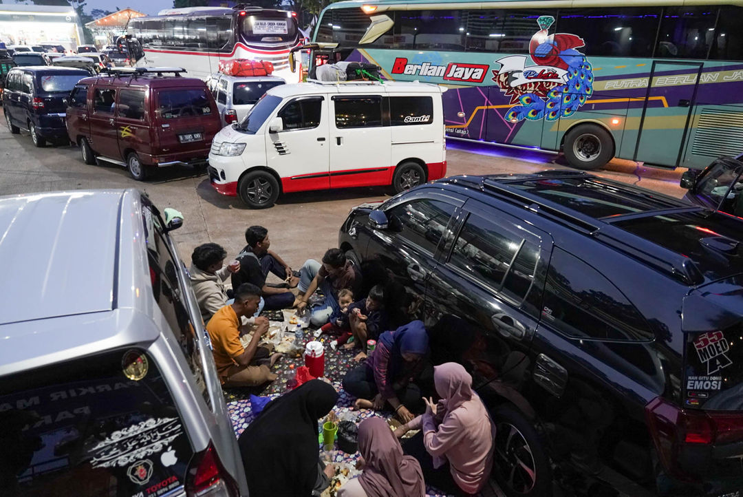 Pemudik menyantap makanan dan beristirahat di rest area KM 102 Cipali, Subang, Jawa Barat. Pada musim mudik, rest area di sepanjang jalan tol Trans Jawa menjadi tempat favorit pemudik beristirahat sejenak. Untuk mengantisipasi kepadatan kendaraan selama masa mudik 2024, para pemudik dihimbau untuk beristirahat maksimal 30 menit rest area. Minggu 7 April 2024. Foto : Panji Asmoro/TrenAsia