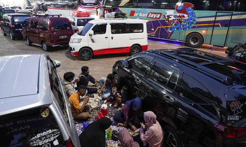 Pemudik menyantap makanan dan beristirahat di rest area KM 102 Cipali, Subang, Jawa Barat. Pada musim mudik, rest area di sepanjang jalan tol Trans Jawa menjadi tempat favorit pemudik beristirahat sejenak. Untuk mengantisipasi kepadatan kendaraan selama masa mudik 2024, para pemudik dihimbau untuk beristirahat maksimal 30 menit rest area. Minggu 7 April 2024. Foto : Panji Asmoro/TrenAsia