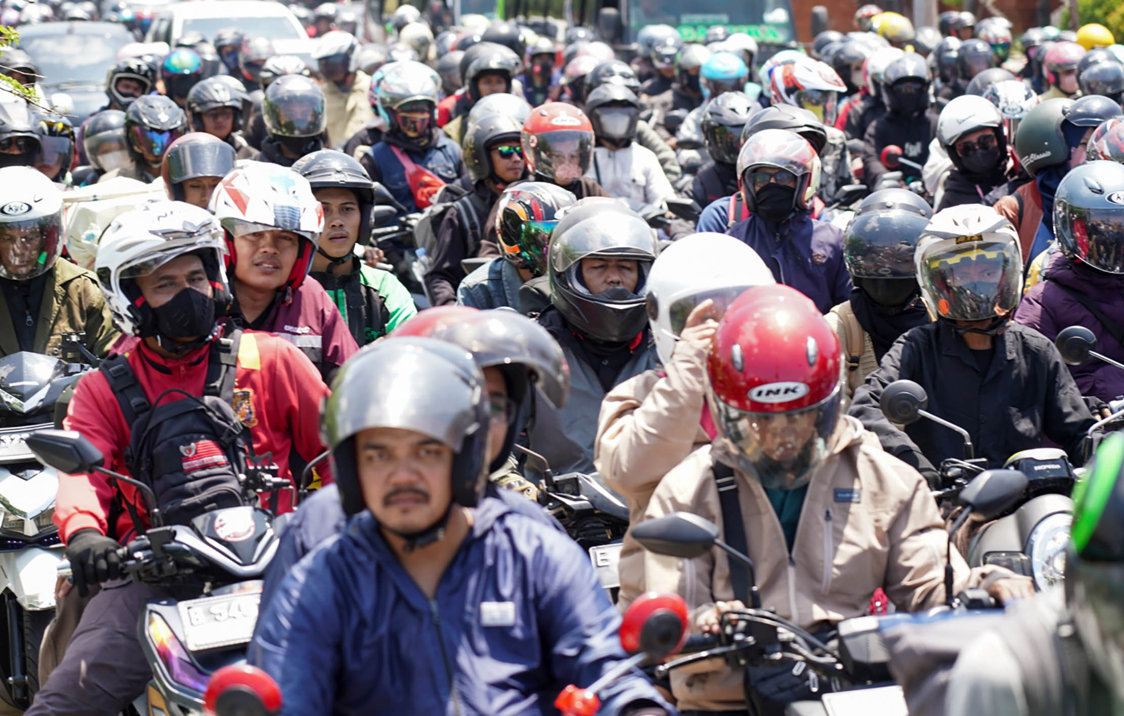 Pemudik motor memadati ruas jalan  persimpangan Kanggraksan, Cirebon, Jawa Barat.Pada H-3 Lebaran, volume kendaraan khususnya roda dua di jalur arteri melonjak tajam. Tercatat, lebih dari 200 ribu kendaraan pemudik motor melintas mengarah ke Jawa. Minggu 8 April 2024. Foto : Panji Asmoro/TrenAsia