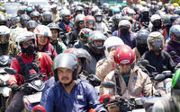 Pemudik motor memadati ruas jalan  persimpangan Kanggraksan, Cirebon, Jawa Barat.Pada H-3 Lebaran, volume kendaraan khususnya roda dua di jalur arteri melonjak tajam. Tercatat, lebih dari 200 ribu kendaraan pemudik motor melintas mengarah ke Jawa. Minggu 8 April 2024. Foto : Panji Asmoro/TrenAsia