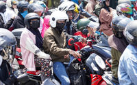 Pemudik motor memadati ruas jalan  persimpangan Kanggraksan, Cirebon, Jawa Barat.Pada H-3 Lebaran, volume kendaraan khususnya roda dua di jalur arteri melonjak tajam. Tercatat, lebih dari 200 ribu kendaraan pemudik motor melintas mengarah ke Jawa. Minggu 8 April 2024. Foto : Panji Asmoro/TrenAsia