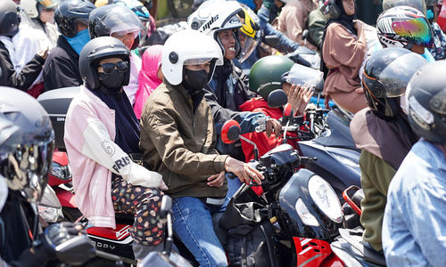 Pemudik motor memadati ruas jalan  persimpangan Kanggraksan, Cirebon, Jawa Barat.Pada H-3 Lebaran, volume kendaraan khususnya roda dua di jalur arteri melonjak tajam. Tercatat, lebih dari 200 ribu kendaraan pemudik motor melintas mengarah ke Jawa. Minggu 8 April 2024. Foto : Panji Asmoro/TrenAsia