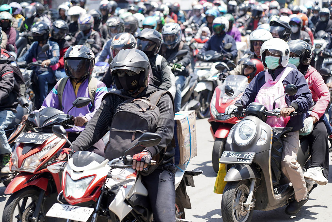 Pemudik motor memadati ruas jalan  persimpangan Kanggraksan, Cirebon, Jawa Barat.Pada H-3 Lebaran, volume kendaraan khususnya roda dua di jalur arteri melonjak tajam. Tercatat, lebih dari 200 ribu kendaraan pemudik motor melintas mengarah ke Jawa. Minggu 8 April 2024. Foto : Panji Asmoro/TrenAsia