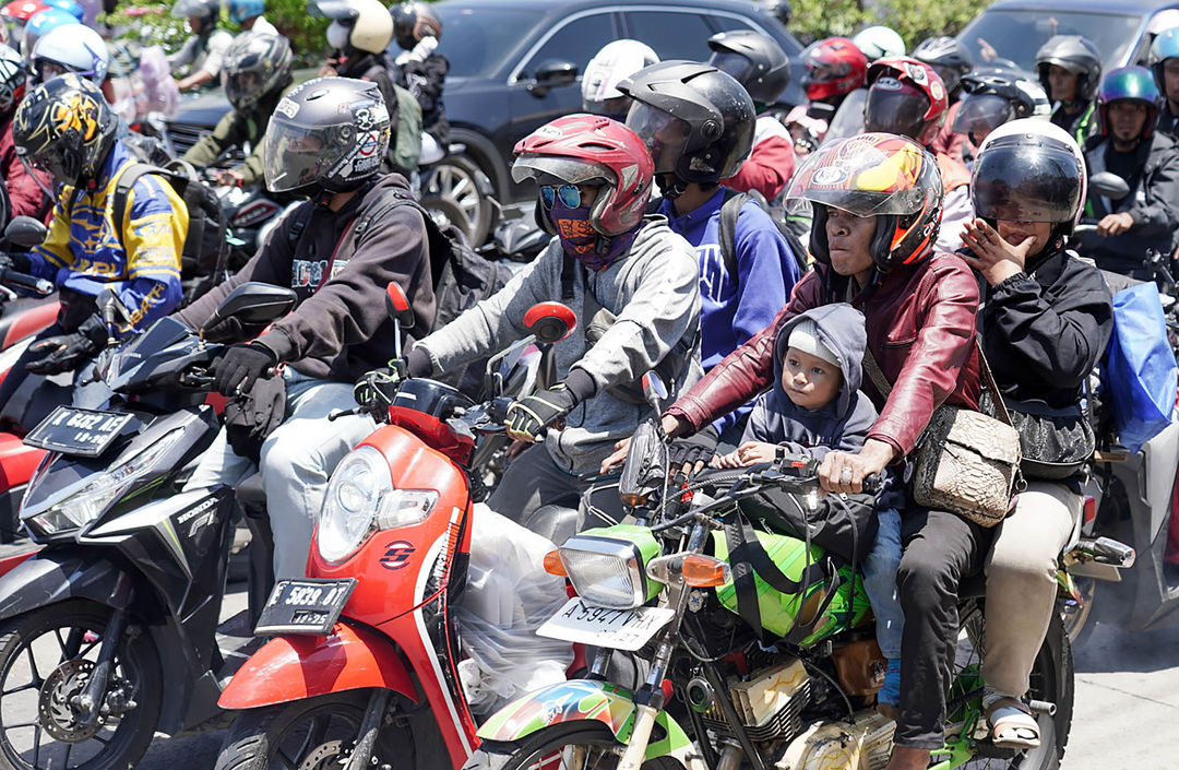 Pemudik motor memadati ruas jalan  persimpangan Kanggraksan, Cirebon, Jawa Barat.Pada H-3 Lebaran, volume kendaraan khususnya roda dua di jalur arteri melonjak tajam. Tercatat, lebih dari 200 ribu kendaraan pemudik motor melintas mengarah ke Jawa. Minggu 8 April 2024. Foto : Panji Asmoro/TrenAsia